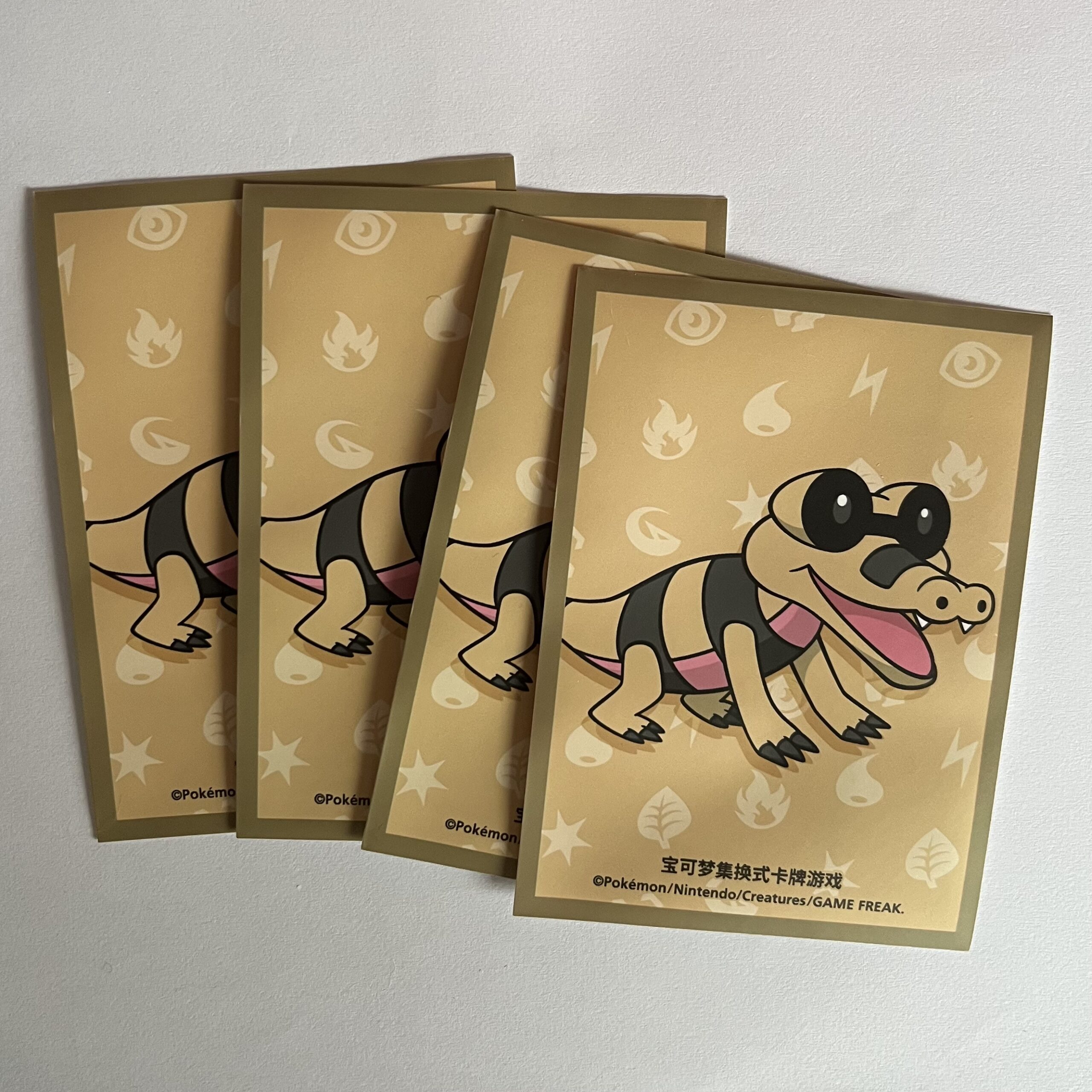 Sleeves Oficiais Pokémon Chinese Exclusive — Sandile (Pack 15)