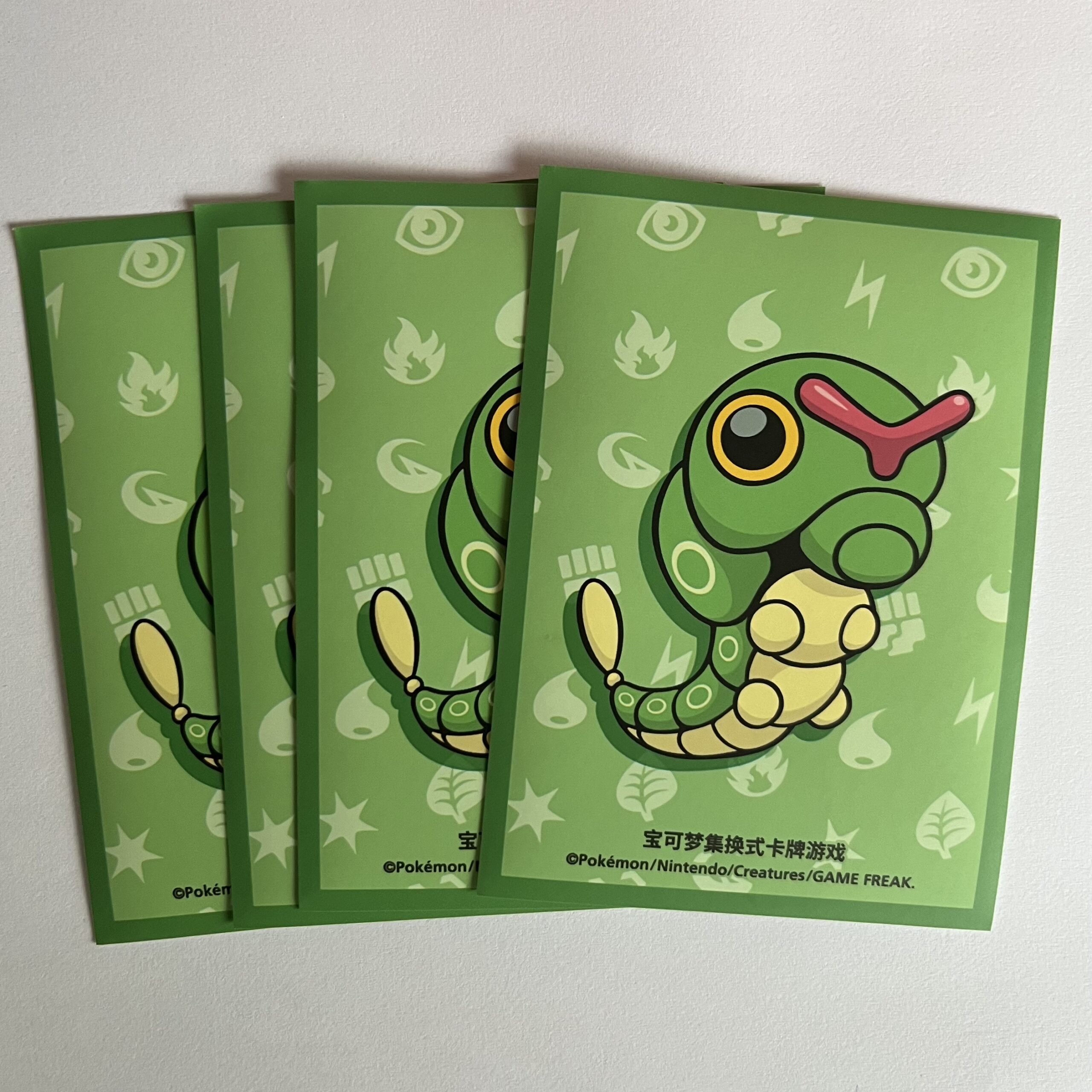 Sleeves Oficiais Pokémon Chinese Exclusive — Caterpie (Pack 15)
