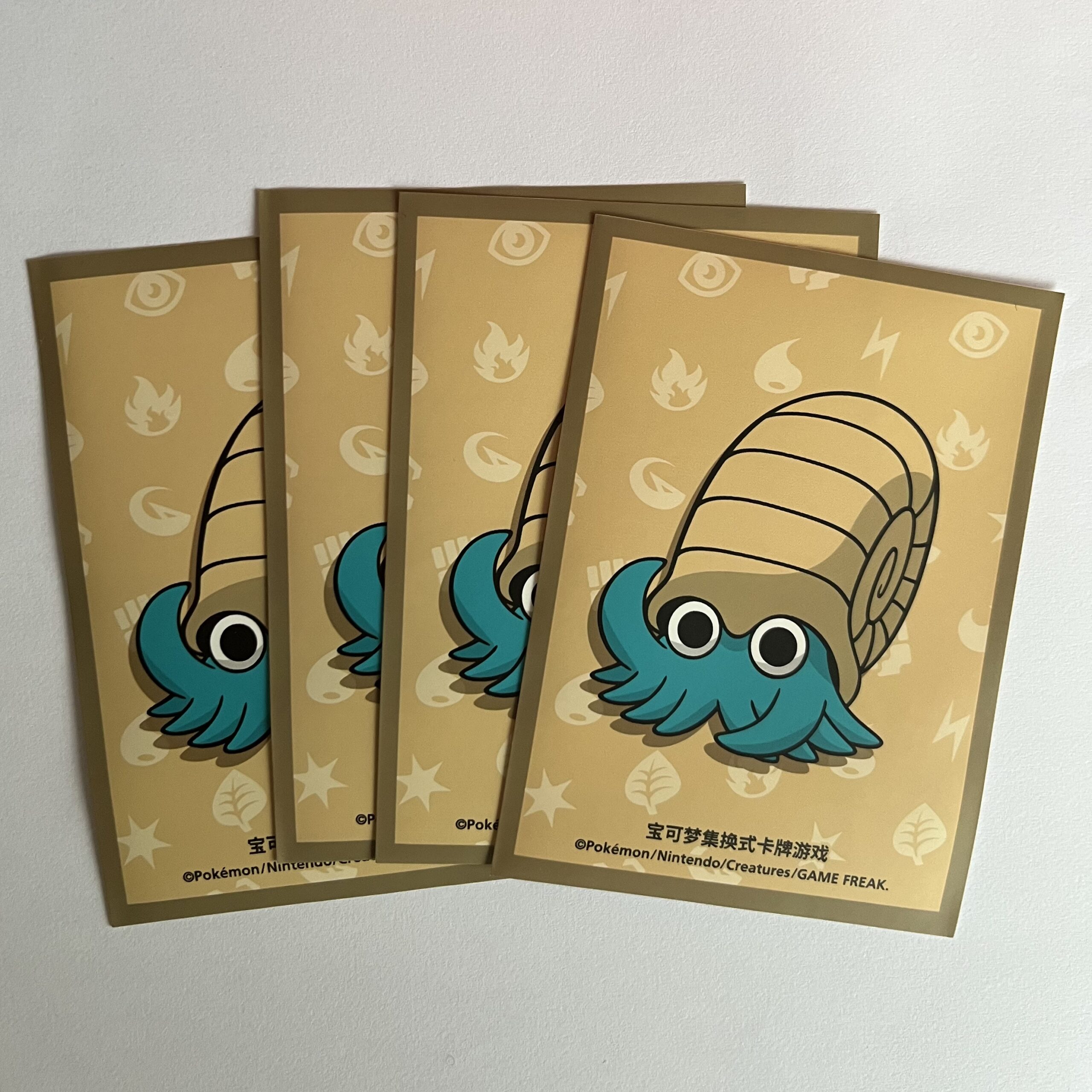 Sleeves Oficiais Pokémon Chinese Exclusive — Omanyte (Pack 15)